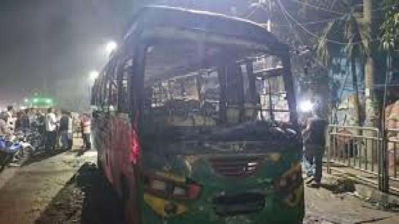 মধ্যরাতে আগুনে পুড়লো দাঁড়িয়ে থাকা বাস