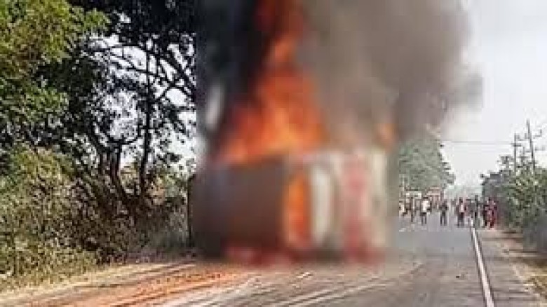 কুমিল্লায়  বাস, মোটরসাইকেল ও অটোরিকশার সংঘর্ষে   ৪ জনের মৃত্