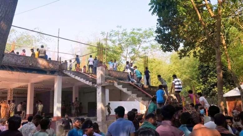 কুষ্টিয়ার দৌলতপুর আস্তানায়  পীরকে পিটিয়ে হত্যা